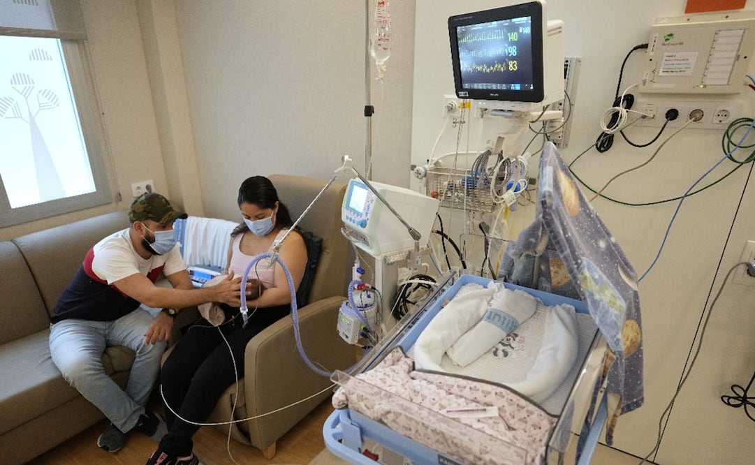 Familia en un hospital con su bebé. Foto:  EFE/Alejandro García