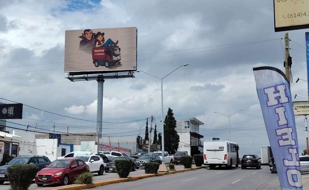 Ciudadanos se manifiestan afuera del Centro de Convenciones Expo Chihuahua en contra de la senadora Andrea Chávez y el coordinador del partido en la Cámara alta, Adán Augusto López, este domingo 7 de septiembre de 2025. Foto: Especial
