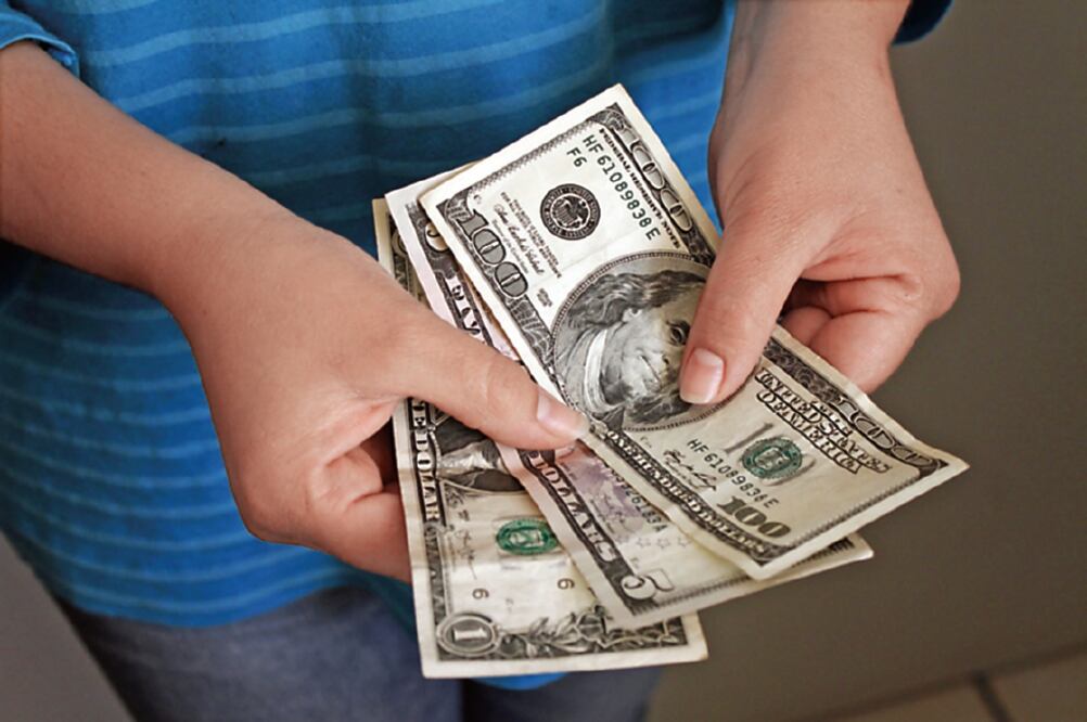 Impacto. Industriales y comerciantes expresaron su temor debido a que el dólar siguió sobre 20 pesos (ARCHIVO. EL UNIVERSAL)