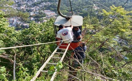 Se revienta cable de teleférico en Taxco; quedan varados 9 turistas varias horas 