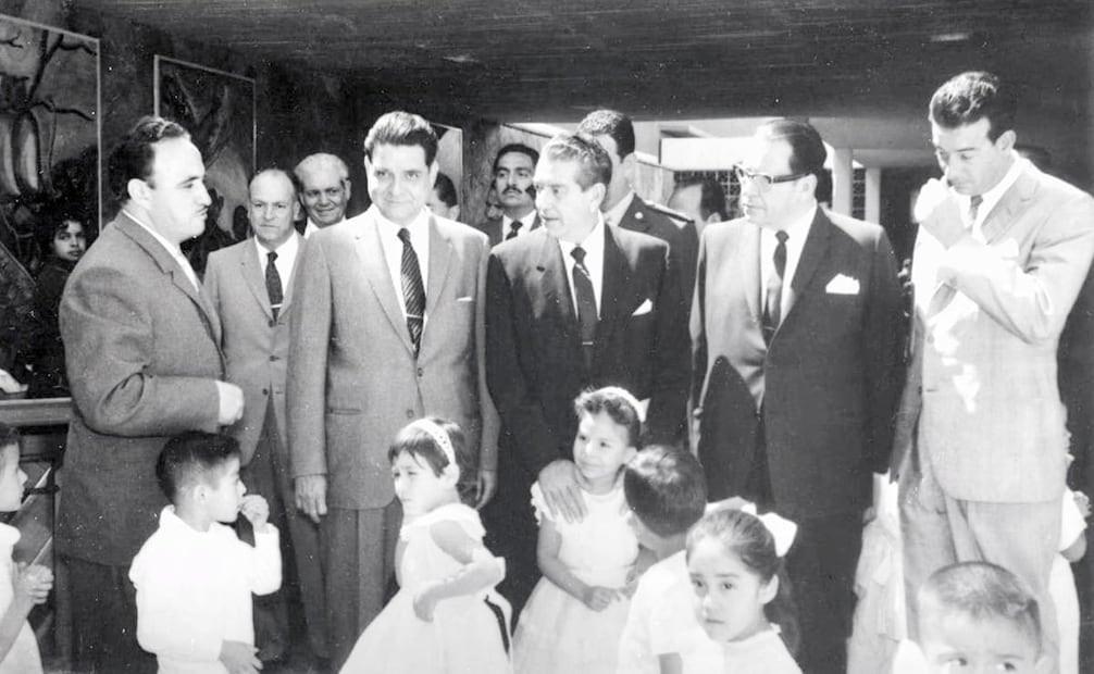 Santiago Ramírez Galicia (izq) visitando una guardería con el entonces regente Ernesto P. Uruchurtu y el presidente Adolfo López Mateos. Además de su trabajo con excursionistas, entre 1957 y 1966, fue jefe de Guarderías Infantiles en la entonces Dirección de Mercados del DF. Foto: Cortesía Santiago Ramírez Pérez/ESPECIAL.