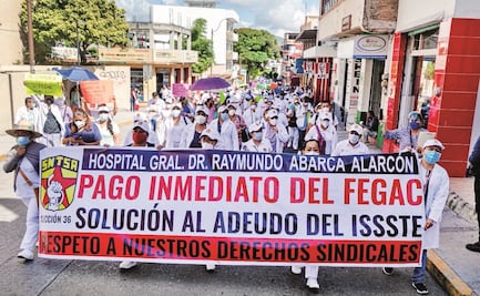 Protestan trabajadores de Salud de Guerrero y exigen pagos