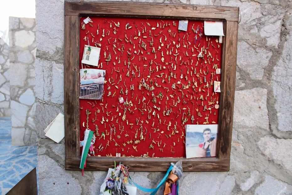 Cientos de personas llegan hasta este sitio para agradecer por los favores que, aseguran, el Cristo les ha hecho. Como testimonio dejan fotografías, cartas y milagros de latón.(17/04/2025) Foto: Xóchitl Álvarez | El Universal