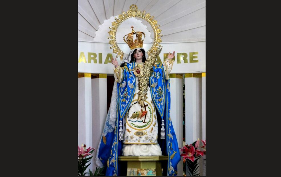 Del lado izquierdo, los bordadores y bordadoras, elaboraron con canutillos, chaquiras e hilos de oro, el escudo que identifica al papa saliente y ya fallecido, Francisco. Del lado derecho, zurcieron el escudo del papa entrante, León XIV. Foto: especial