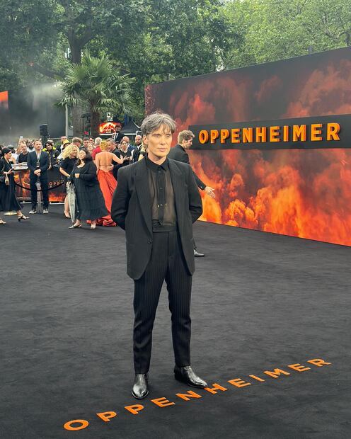 Cillian Murphy posando. Fuente: Instagram @oppenheimermovie