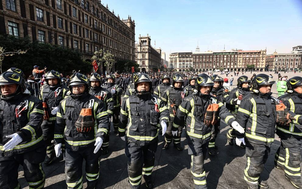 Desfile de bomberos en la Ciudad de México. Foto: Gabriel Pano/EL UNIVERSAL