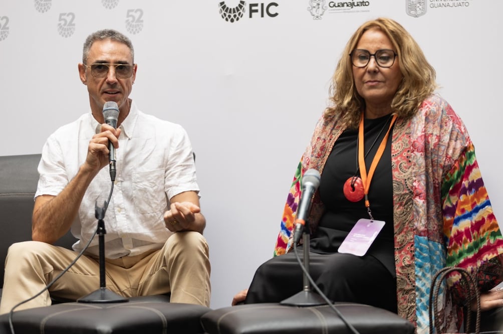 En rueda de prensa, Asier Uriagereka, del equipo artístico de Les Ballets de Monte Carlo, y Lucía Beviá, productora y empresaria de giras latinoamericanas. 
Foto: EL UNIVERSAL / Hugo Salvador