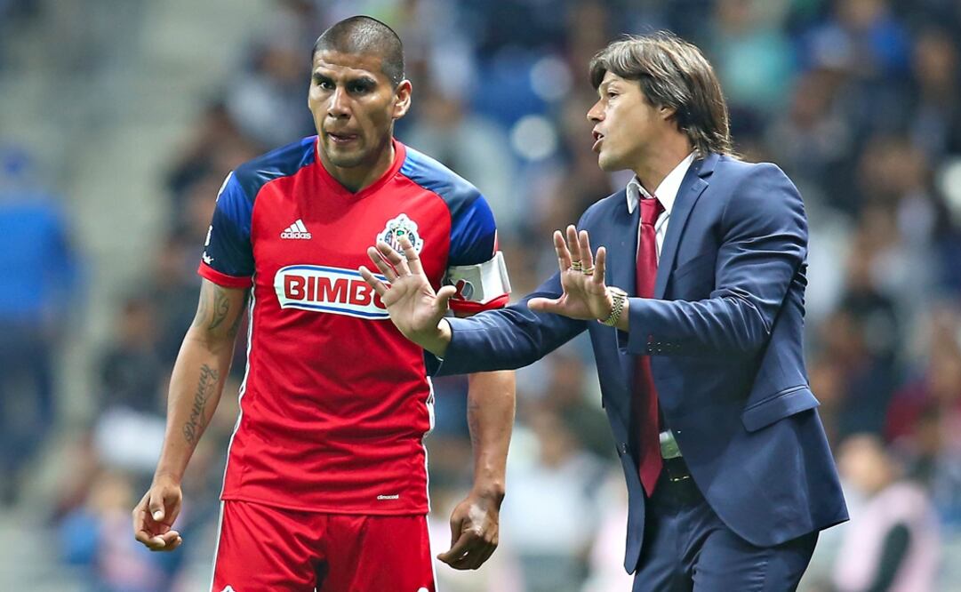Matías Almeyda y Carlos Salcido durante un juego de la Liga MX. FOTO/IMAGO7