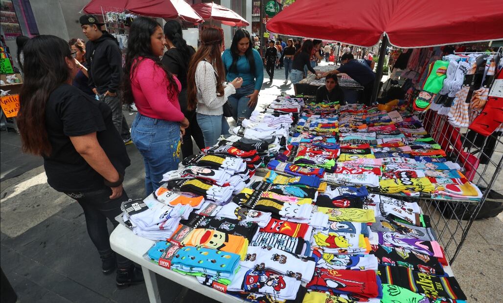 Decenas de vendedores ambulantes se instalan a lo largo de avenida Juárez frente a la Alameda Central para ofrecer principalmente productos chinos, el 19 de agosto de 2025. Foto: Luis Camacho/EL UNIVERSAL