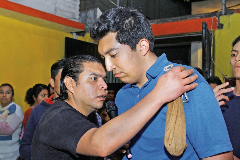 En los últimos días se han intensificado los ensayos para la 174 representación de la Pasión de Cristo. En la imagen Éder, quien personifica a Jesús, practica la escena donde Judas Iscariote entrega al nazareno con un beso (IRVIN OLIVARES. EL UNIVERSAL)