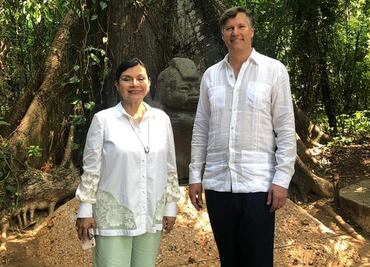 Embajador Landau visita Museo de La Venta y toca la marimba