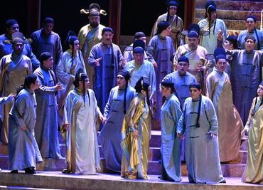 Entre el “himno” y "Turandot"…