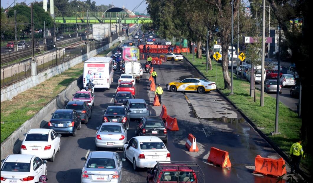 Gran caos vial se registra en la Calzada Ignacio Zaragoza debido a un socavón que se formó en los carriles centrales en dirección al Aeropuerto de la Ciudad de México, a la altura del puente del mercado de San Juan, el jueves 14 de agosto de 2025. Foto: Luis Camacho/EL UNIVERSAL