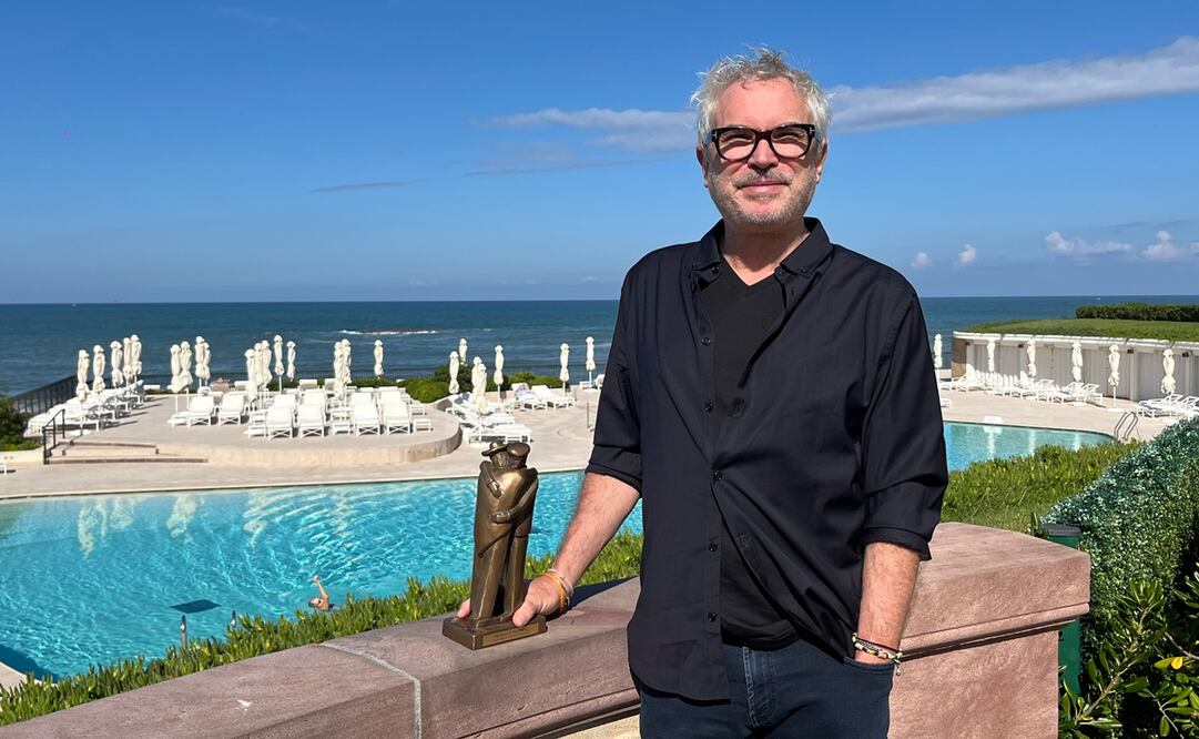 El director mexicano Alfonso Cuarón posa con el 'Abrazo de Honor' del Festival de Cine Latinoamericano de Biarritz.  EFE/ Helena Sánchez