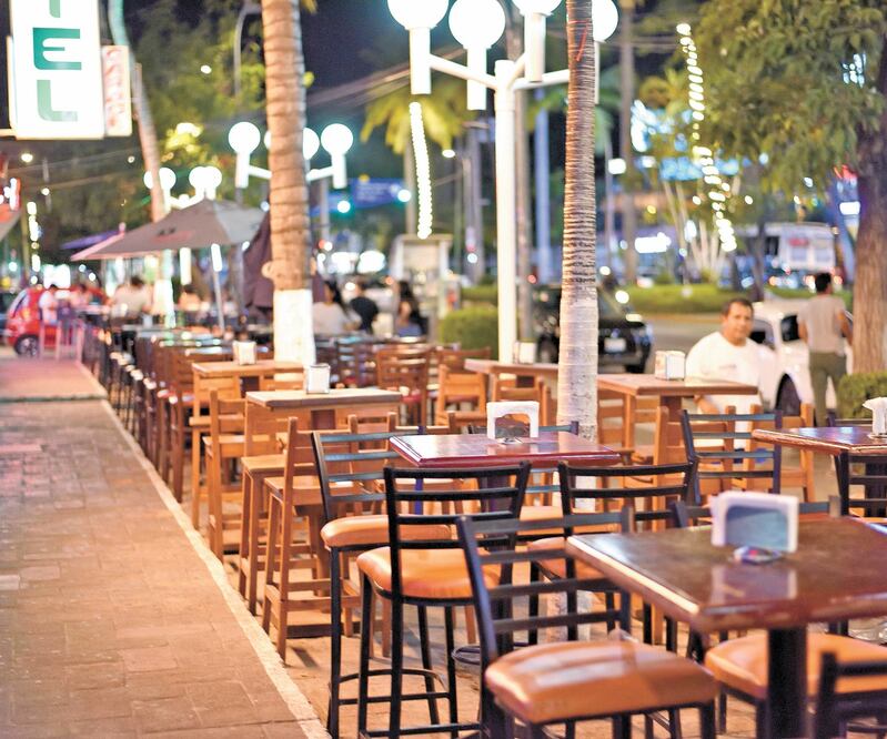 Desolación. Unos restaurantes del puerto lucen casi vacíos porque la gente decidió quedarse en casa para evitar un contagio. SALVADOR CISNEROS. EL UNIVERSAL