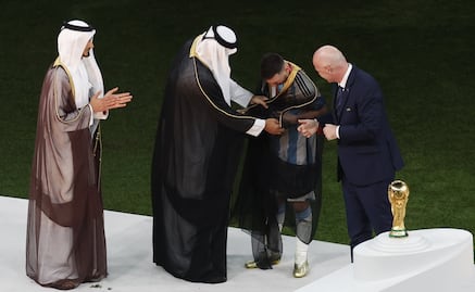 ¿Por qué Messi fue vestido con una "capa" previo a levantar la Copa del Mundo?