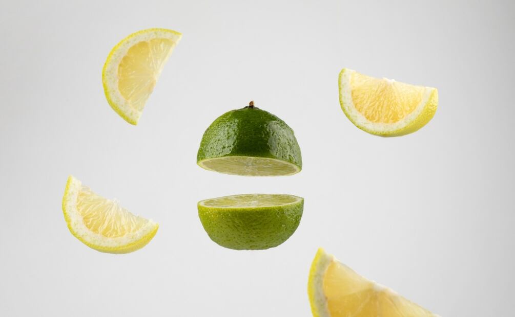 El jugo de limón cuenta con propiedades desinfectantes que pueden servirnos para nuestra ropa. Foto: Freepik