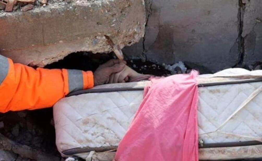 Padre se aferra a la mano de su hija muerta entre los escombros en Turquía