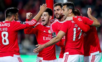 Raúl Jiménez le gana la partida a Gudiño