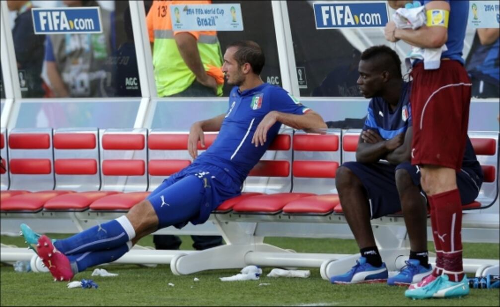 Chiellini en su autobiografía: A Balotelli había que darle dos bofetadas