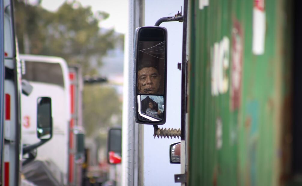 Conductores esperan el momento que se reabra la vialidad (19/12/2024). Foto: Luis Camacho | El Universal