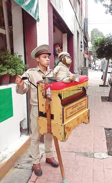 Los organilleros capitalinos se reinventan para captar el apoyo de los ciudadanos. Con peluches, imágenes y, en ocasiones, disfraces, los pocos cilindreros que quedan ejercen su legendario oficio. Foto: Angélica Navarrete/EL UNIVERSAL.