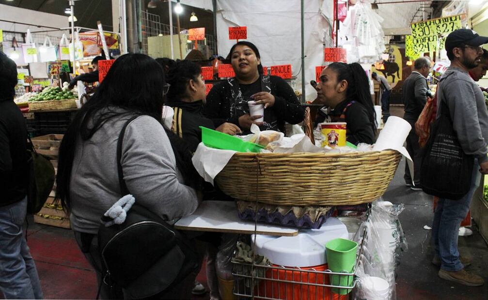 Mujeres platican en el mercado de la Merced. Foto: Brenda Martínez/ EL UNIVERSAL