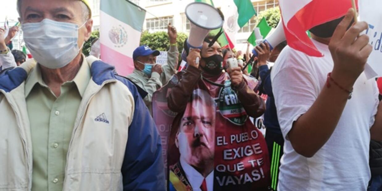 Se manifiestan integrantes de FRENAAA en el Senado; acusan a AMLO de ser un "socialista de quinta"