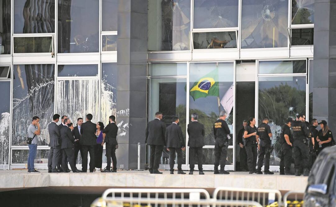 Las autoridades al inspeccionar ayer los daños en el edificio del Supremo Tribunal Federal, en Brasilia. Foto: Carl de Souza/ AFP
