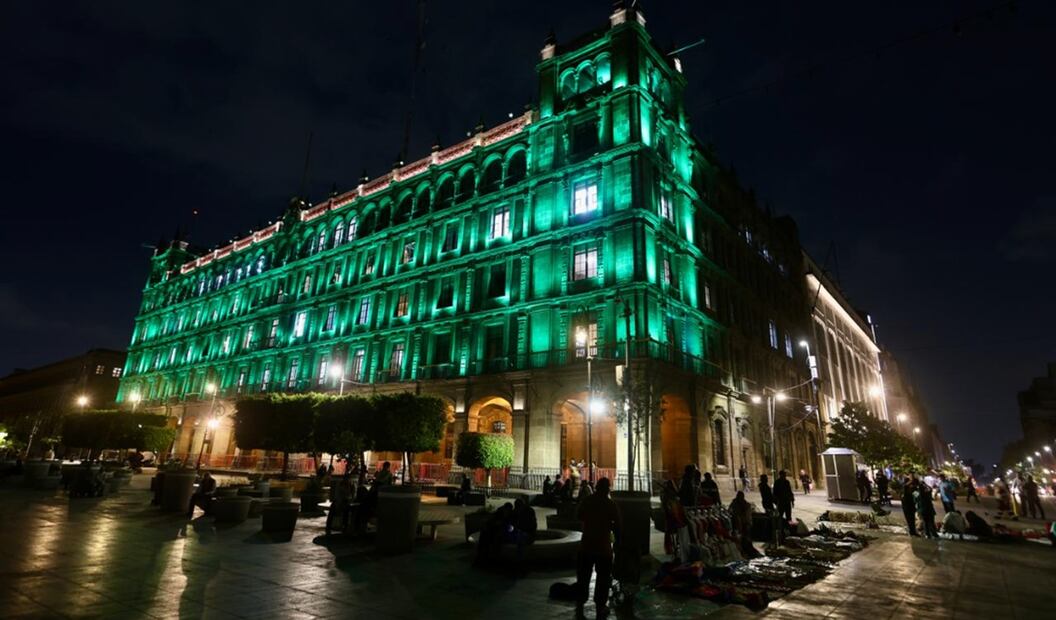 Edificios y monumentos de la Ciudad de México son iluminados de color verde por el inicio de la cuenta regresiva del Mundial de futbol 2026, el miércoles 11 de junio de 2025, que se inaugurará dentro de un año en el estadio Azteca. Foto: Valente Rosas/EL UNIVERSAL