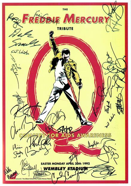En 2019, salieron a la venta reproducciones del cartel del Concierto Homenaje, basado en el que firmaron los artistas participantes. ESPECIAL.