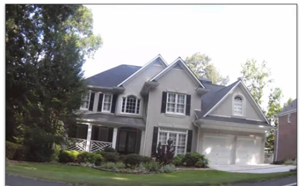 Desde febrero de 2015, la familia Anaya Martínez reside en el domicilio 4284 Bishop Lake Road, Atlanta, GA 30062, USA. Es una vivienda de lujo en dos niveles, de 1,389.27 m2, cinco habitaciones y cinco baños