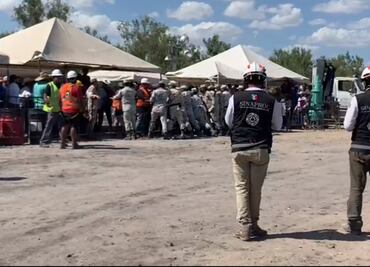 Desmayos y riña en visita de AMLO a la mina de Coahuila; familiares exigen más información