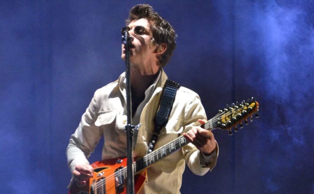 Alex Turner, con una guitarra afiche. No sólo la toca, se contonea con ella, la usa como medio seductor. Foto: Emilio Vasquez/EL UNIVERSAL