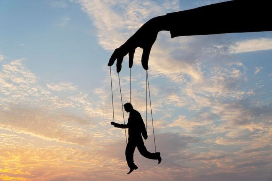 La conciencia y la educación son claves para resistir la manipulación. Fuente: Freepik.