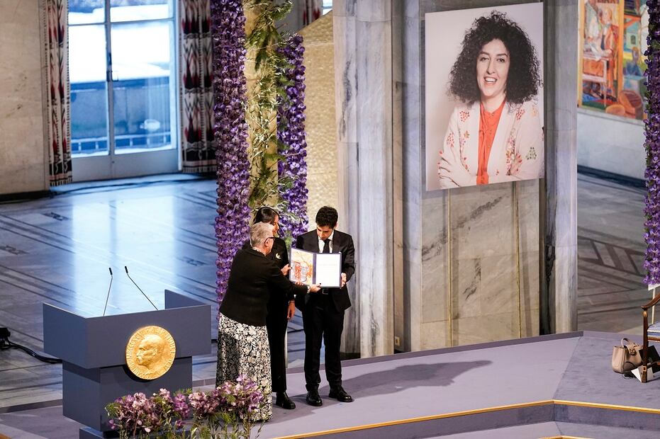 La líder del Comité Nobel, Berit Reiss-Andersen, entrega el Premio Nobel de la Paz 2023 a Ali (derecha) y a Kiana Rahmani, en honor a su madre, la activista iraní encarcelada Narges Mohammadi, en el Ayuntamiento de Oslo, Noruega, el domingo 10 de diciembre de 2023. Foto: AP