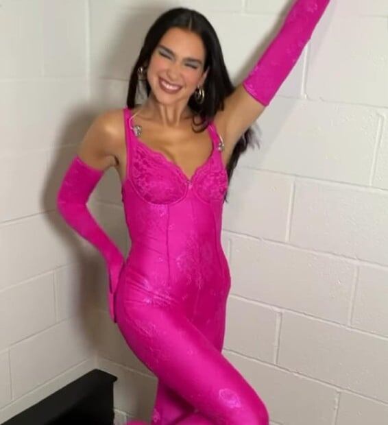 Dua Lipa luce como Barbie con sensual catsuit rosa 
