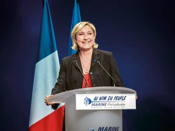 Deja Le Pen presidencia de su partido