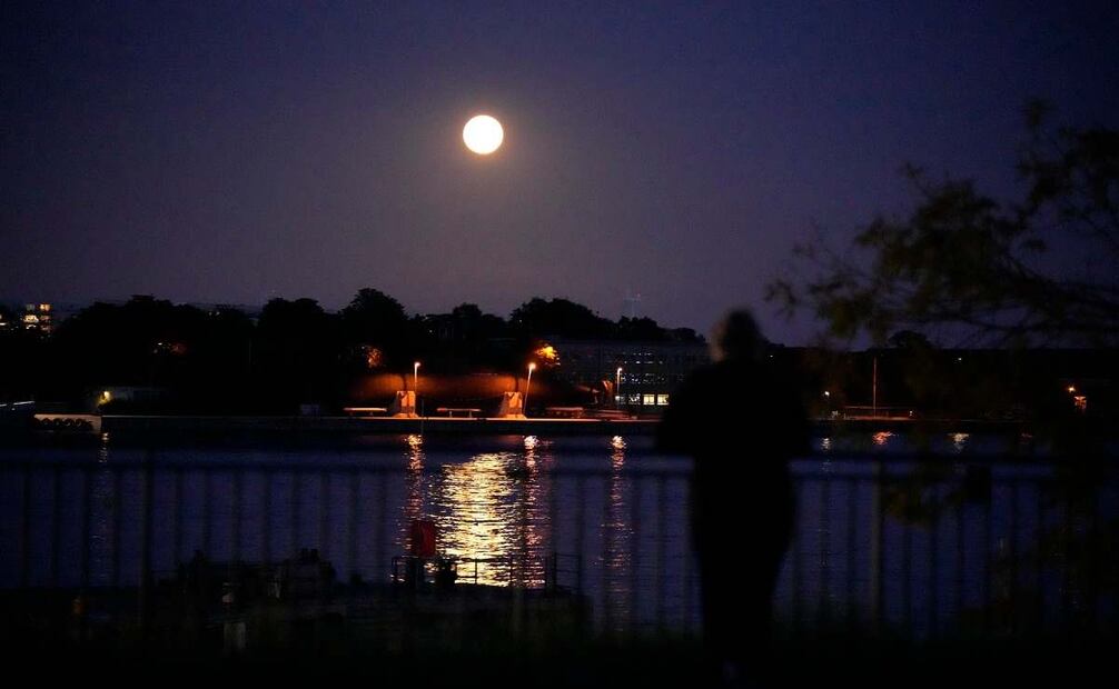 La superluna sobre Copenhague, Dinamarca, 19 de agosto de 2024. Una superluna se produce cuando una luna llena coincide con la época del año en que la Luna está más cerca de la Tierra. Foto: EFE