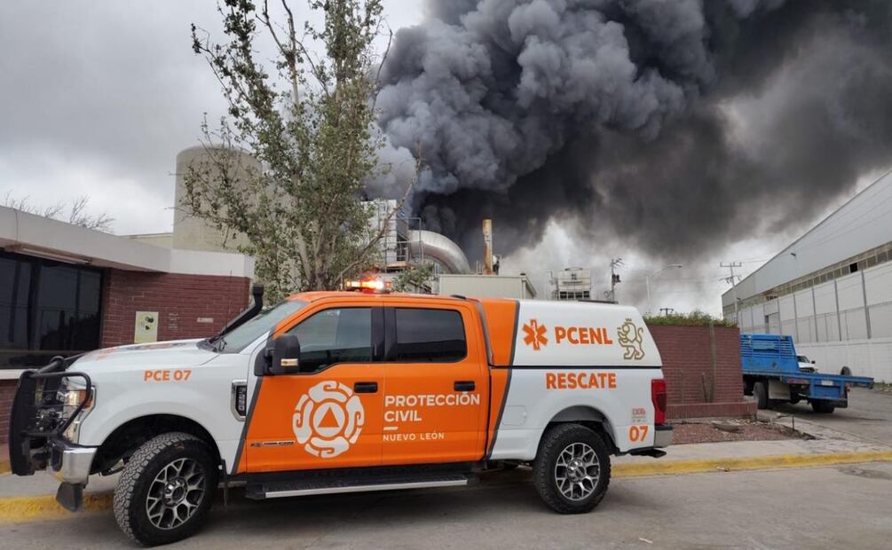 Evacúan a 133 trabajadores tras incendio en fábrica de Apodaca; no se reportan víctimas ni riesgo a la población. Foto: Especial