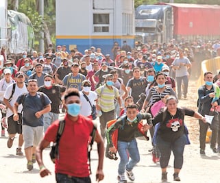 Caravana desafía al Covid-19 y entra a Guatemala