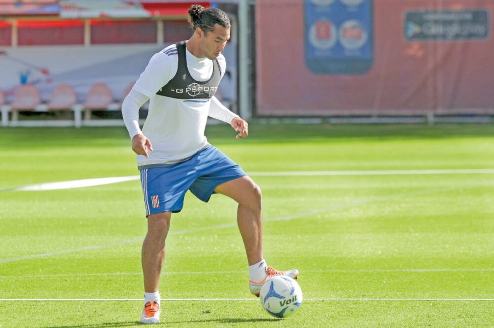 Para darle más estabilidad al equipo rojiblanco, fue fichado el mediocampista de contención Carlos Peña (ISMAEL RAMÍREZ. IMAGO7)