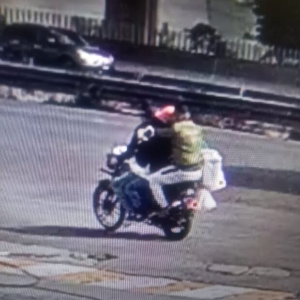 Ladrones comen en Sanborns Perinorte y luego con mazos roban joyas y computadoras de sucursal
