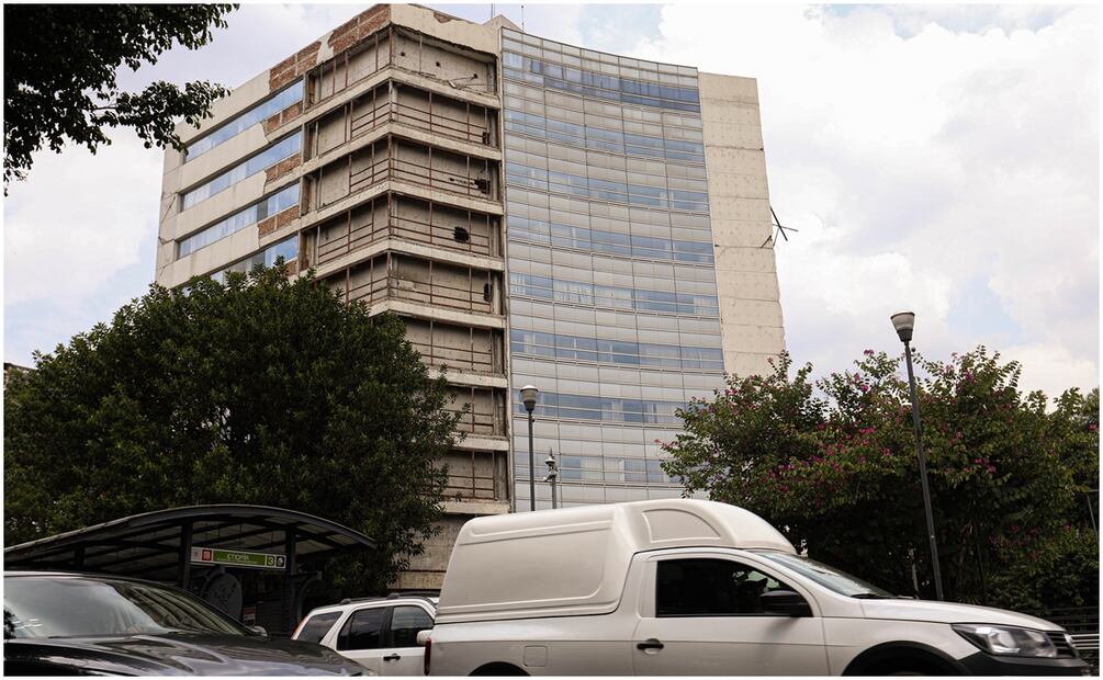 Ciudad de México, 18 de septiembre 2024. En la alcaldía Benito Juárez, a un costado de la estación Etiopía de la línea 2 del Metrobús y Línea 3 del Metro, se ubica un edificio que en su momento albergó al Servicio Nacional de Empleo (SNE) y cuyo sismo del 2017 causó daños visibles en su fachada. Foto: Mario Iván Chávez Ruiz / EL UNIVERSAL