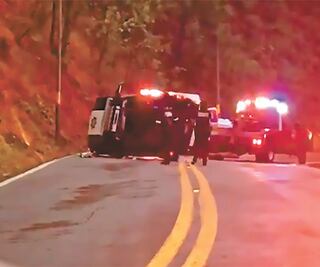 Lesionan a 8 y matan a 1 policía en emboscada