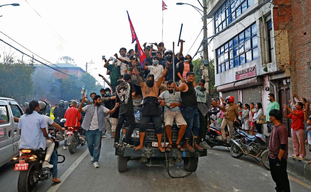 Manifestantes ayer, frente a la Casa Presidencial en Katmandú. Foto: Prabin Ranabhat / AFP
