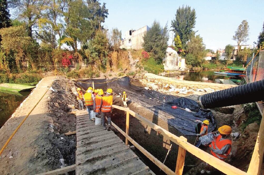 De acuerdo con la delegación Xochimilco, la empresa contratada para atender la falla colocará hoy una geomembrana y otras dos capas de relleno de aproximadamente cinco centímetros cada una. (DELEGACIÓN XOCHIMILCO)