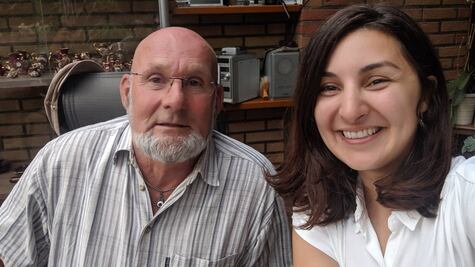 Joven encuentra a hombre que le regaló bicicleta cuando era una niña refugiada