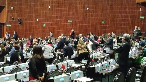 Diputadas de Morena 'trepan' a sus curules para reclamar a panistas