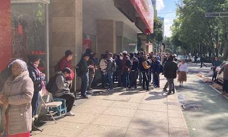 Vuelven las filas, ahora más ordenadas, para conseguir monedas conmemorativas del Zoológico de Chapultepec VIDEO